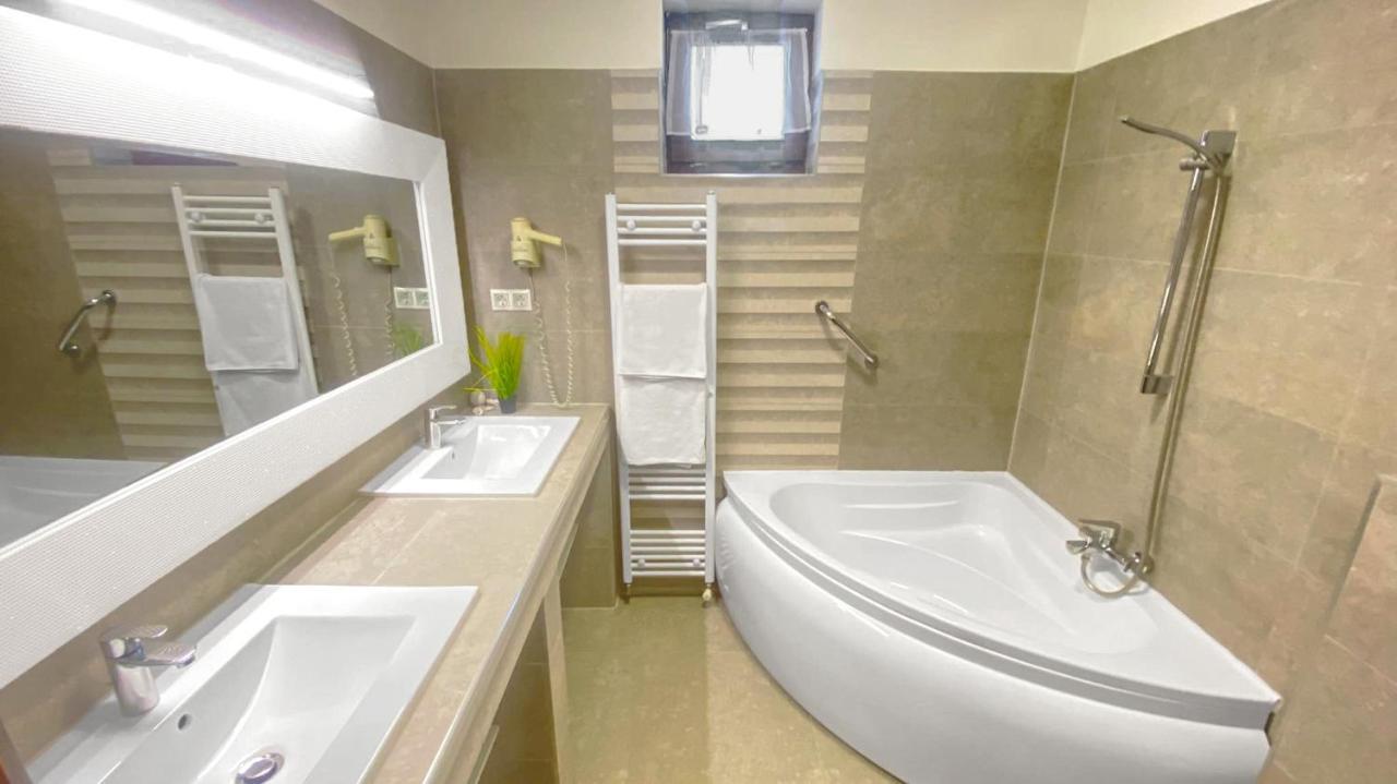Bajor Panzio Buek-Buekfuerdo, Adults Friendly 12 Plus Bagian luar foto