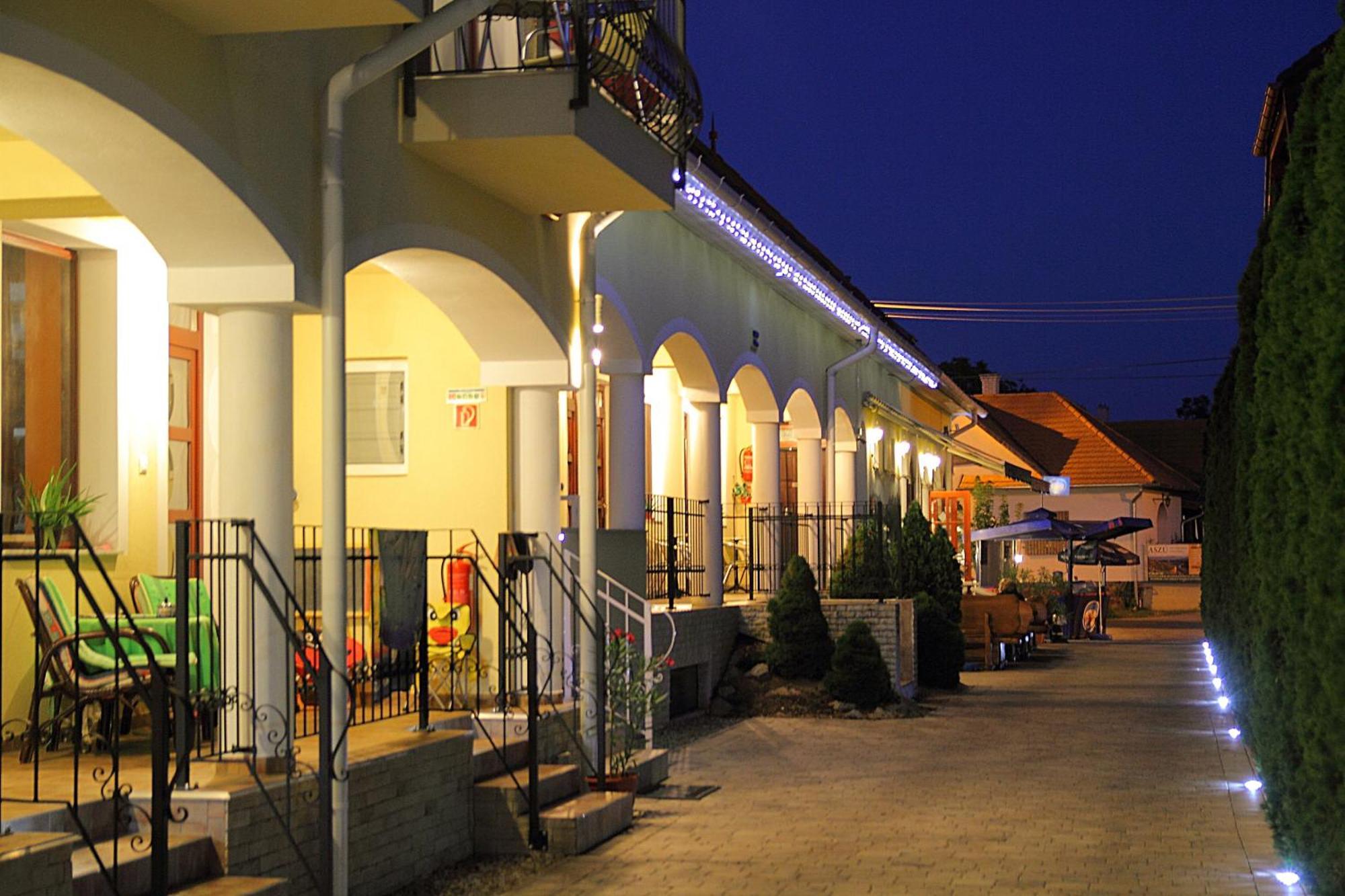 Bajor Panzio Buek-Buekfuerdo, Adults Friendly 12 Plus Bagian luar foto