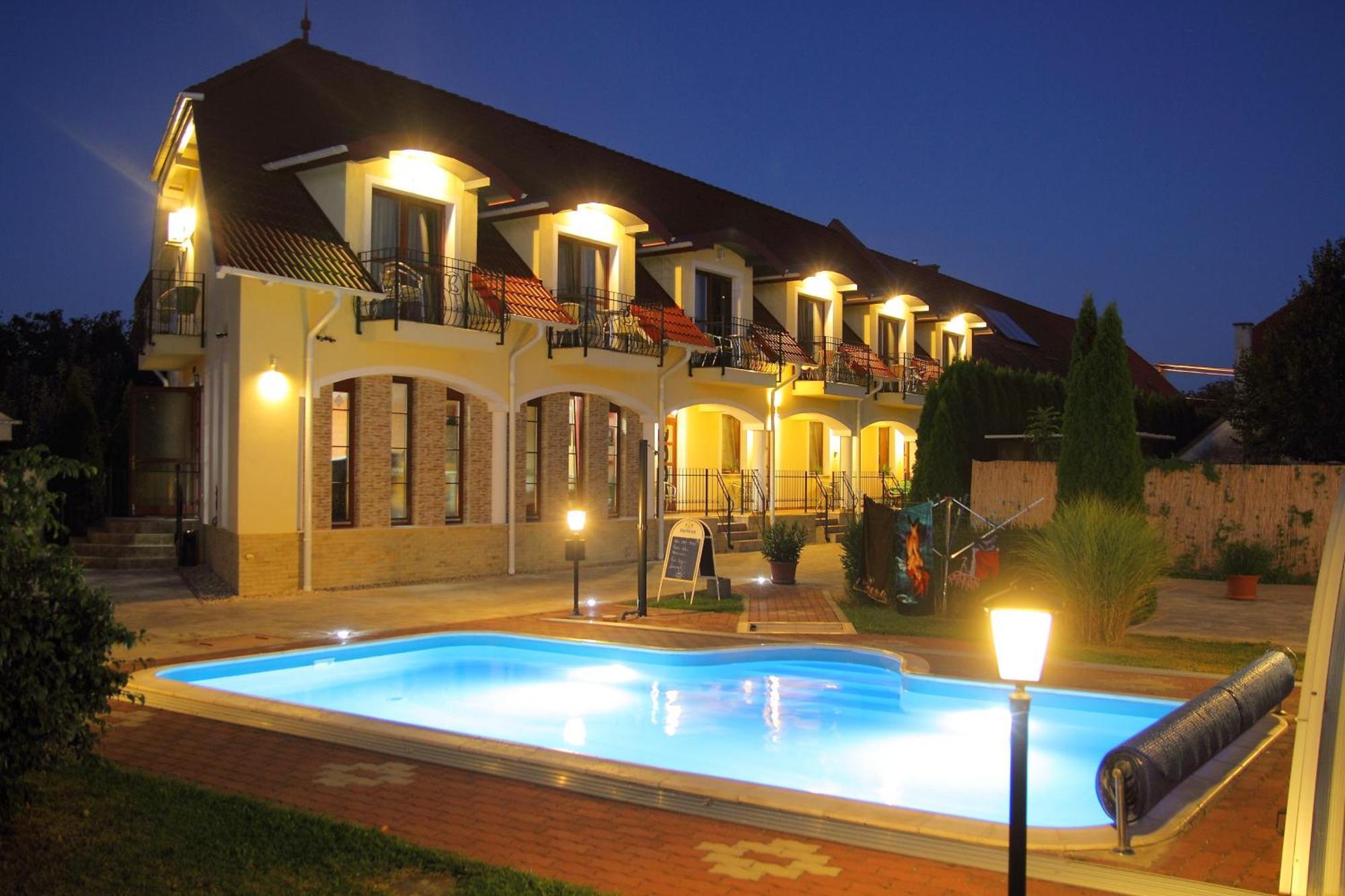 Bajor Panzio Buek-Buekfuerdo, Adults Friendly 12 Plus Bagian luar foto