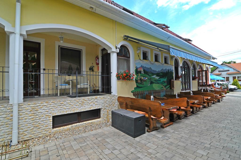 Bajor Panzio Buek-Buekfuerdo, Adults Friendly 12 Plus Bagian luar foto