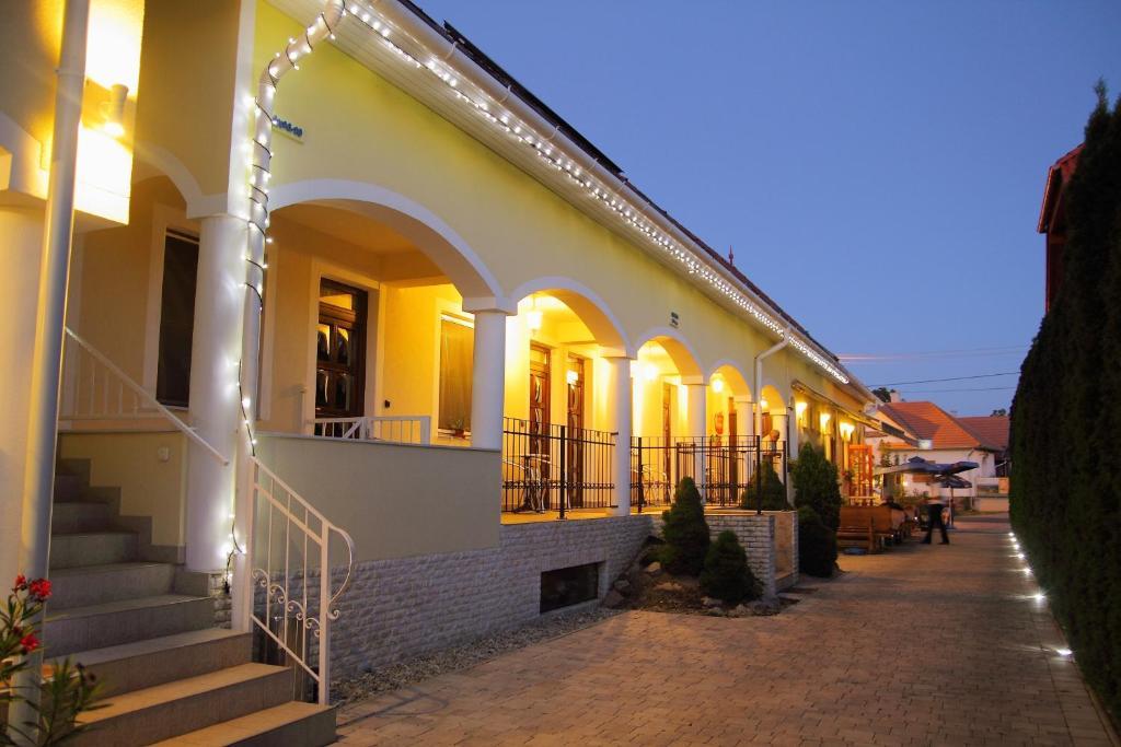 Bajor Panzio Buek-Buekfuerdo, Adults Friendly 12 Plus Bagian luar foto