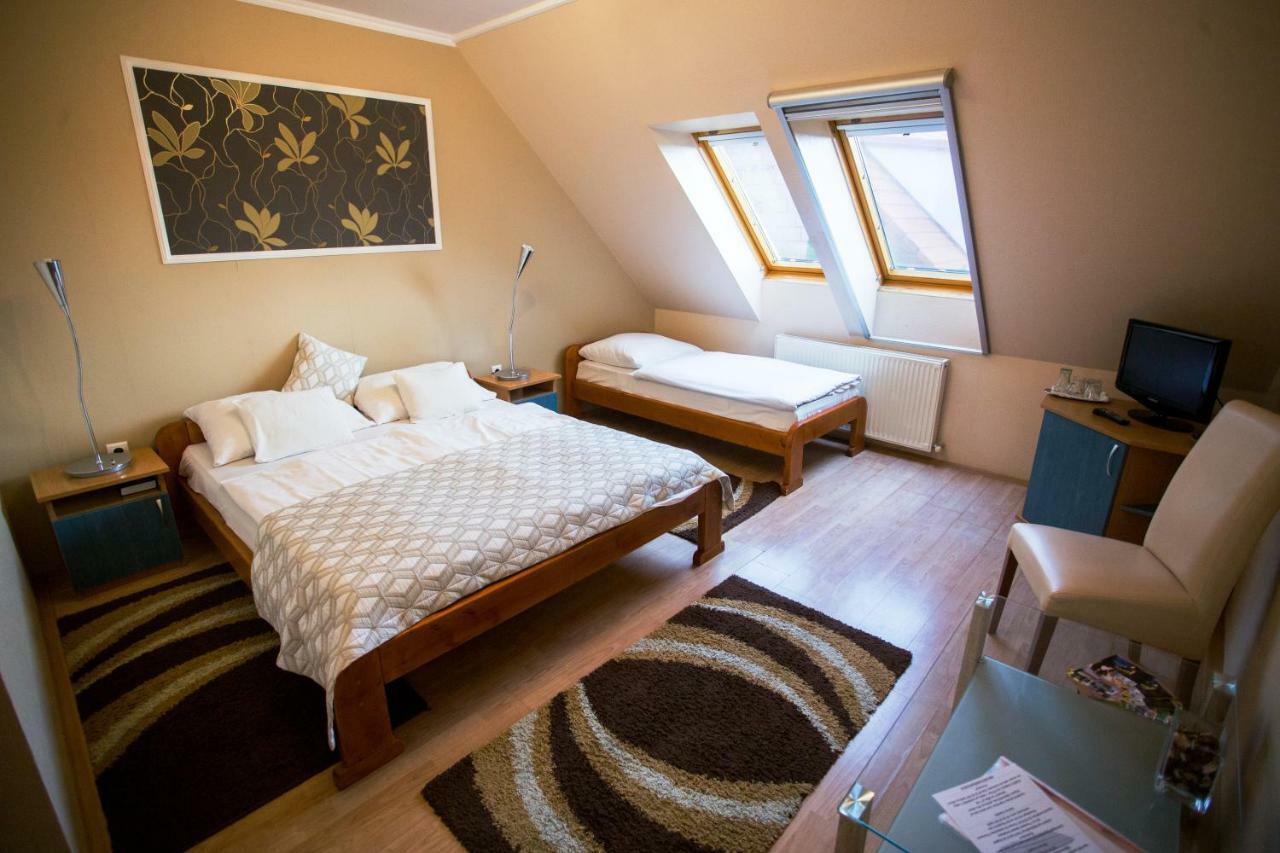 Bajor Panzio Buek-Buekfuerdo, Adults Friendly 12 Plus Bagian luar foto